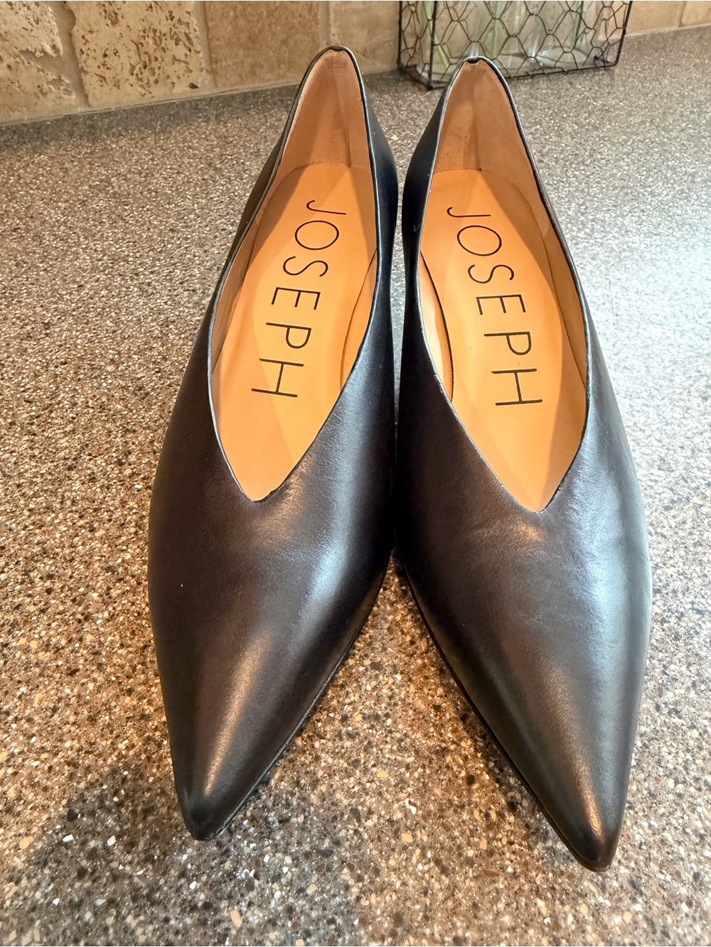 JOSEPH Black Leather Pointed Toe V-Cut Pumps Size 38 Made in Spain Luxury